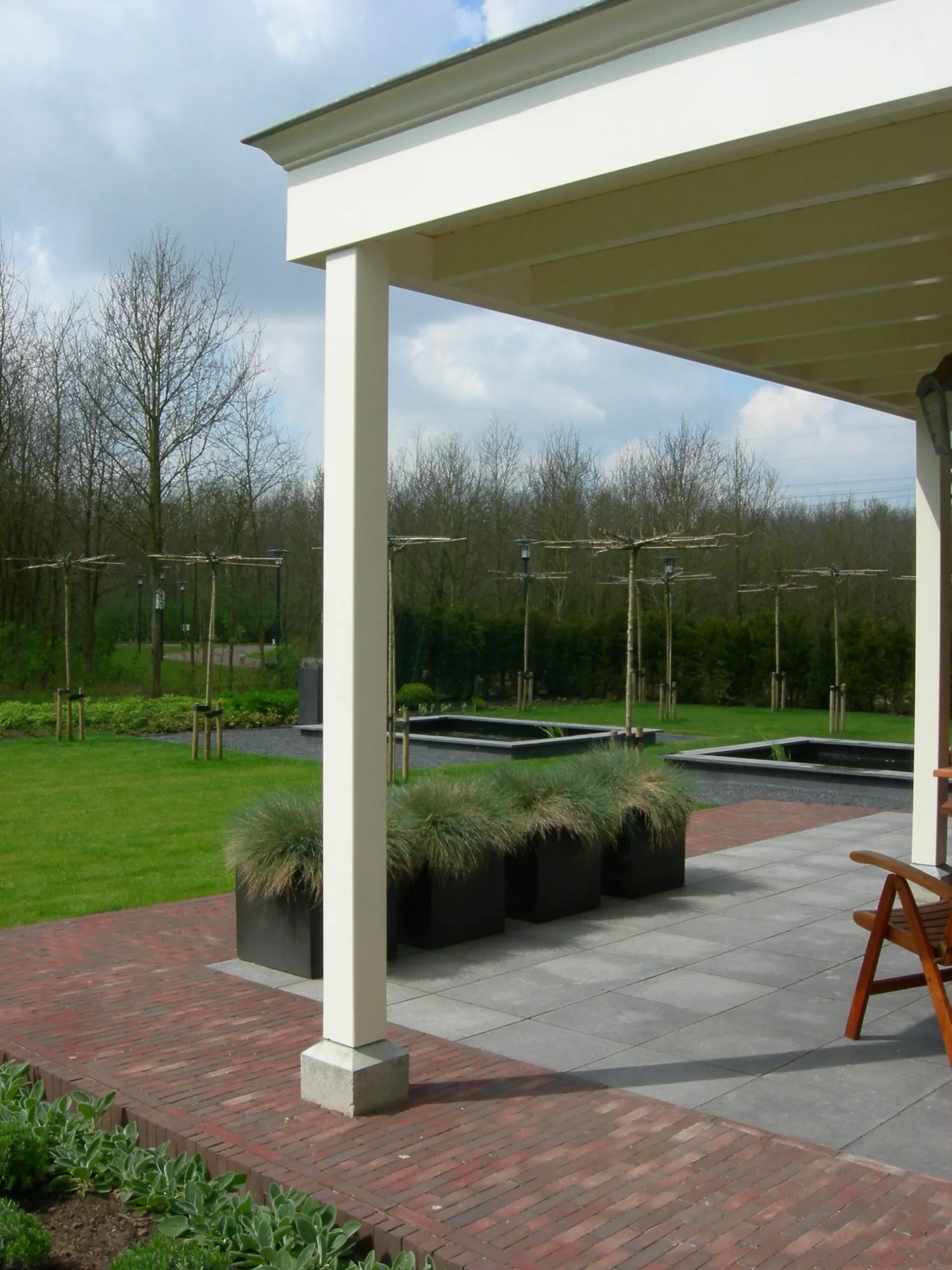 Moderne tuin met strakke lijnen en waterpartijen