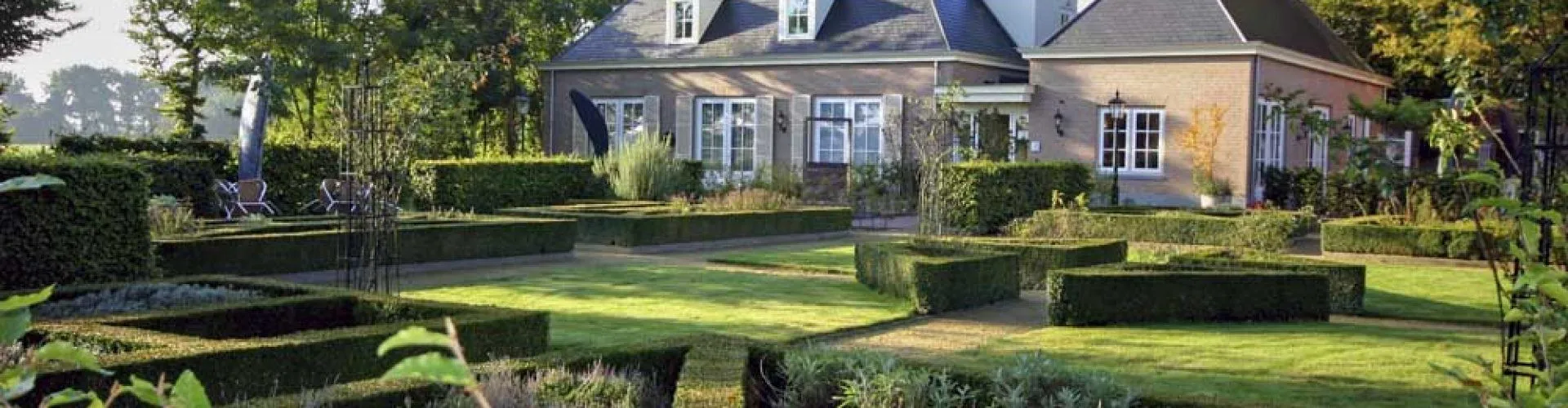 Een Klassieke Landgoedtuin met Structuur en Rust