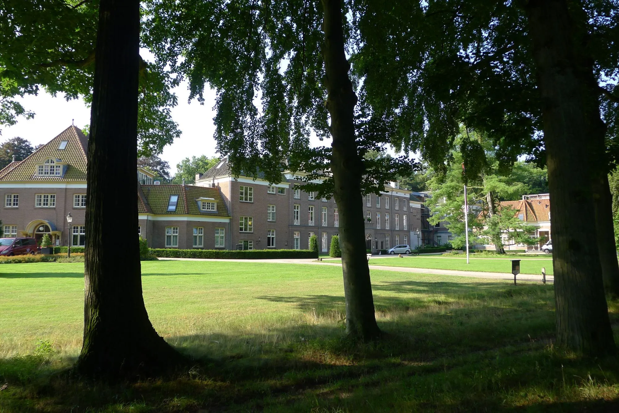 Publieke tuin met duurzame beplanting en uitnodigend ontwerp