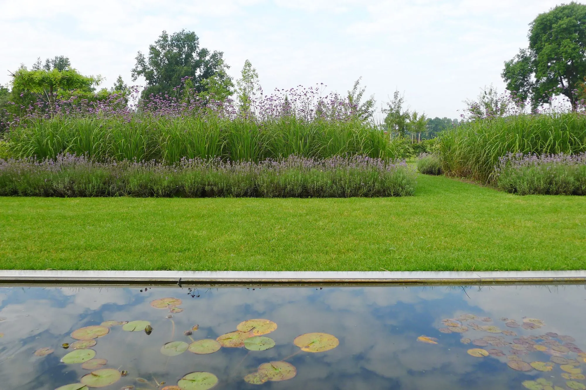 Natuurlijke villatuin in het buitengebied