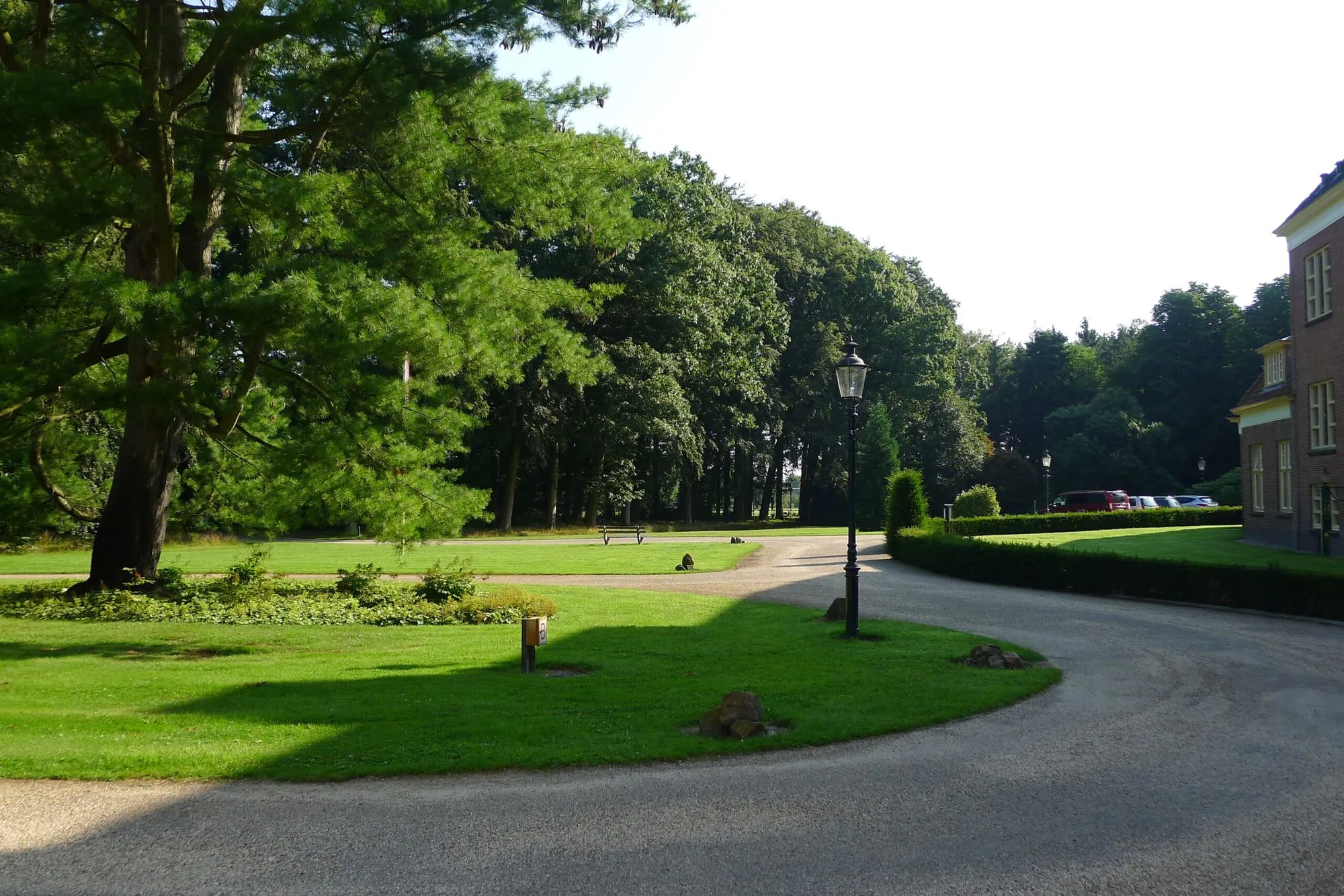 Publieke tuin met duurzame beplanting en uitnodigend ontwerp