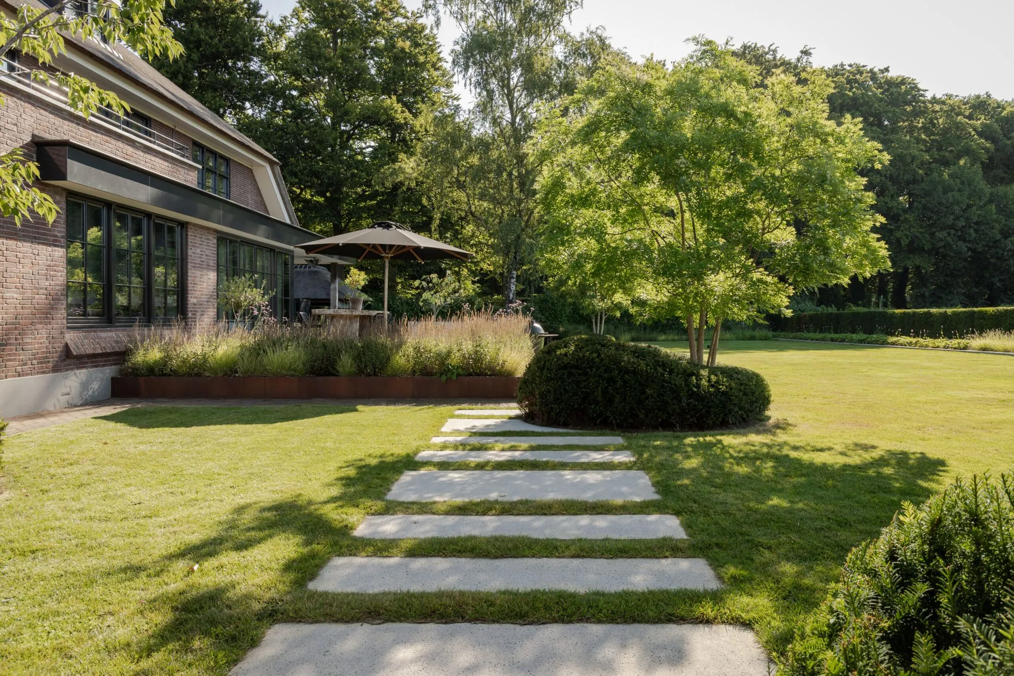 exclusieve villatuin met natuurstenen terras