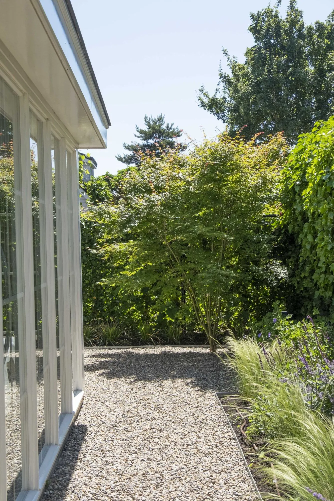 Strakke lijnen en eigentijdse elegantie in een moderne tuin