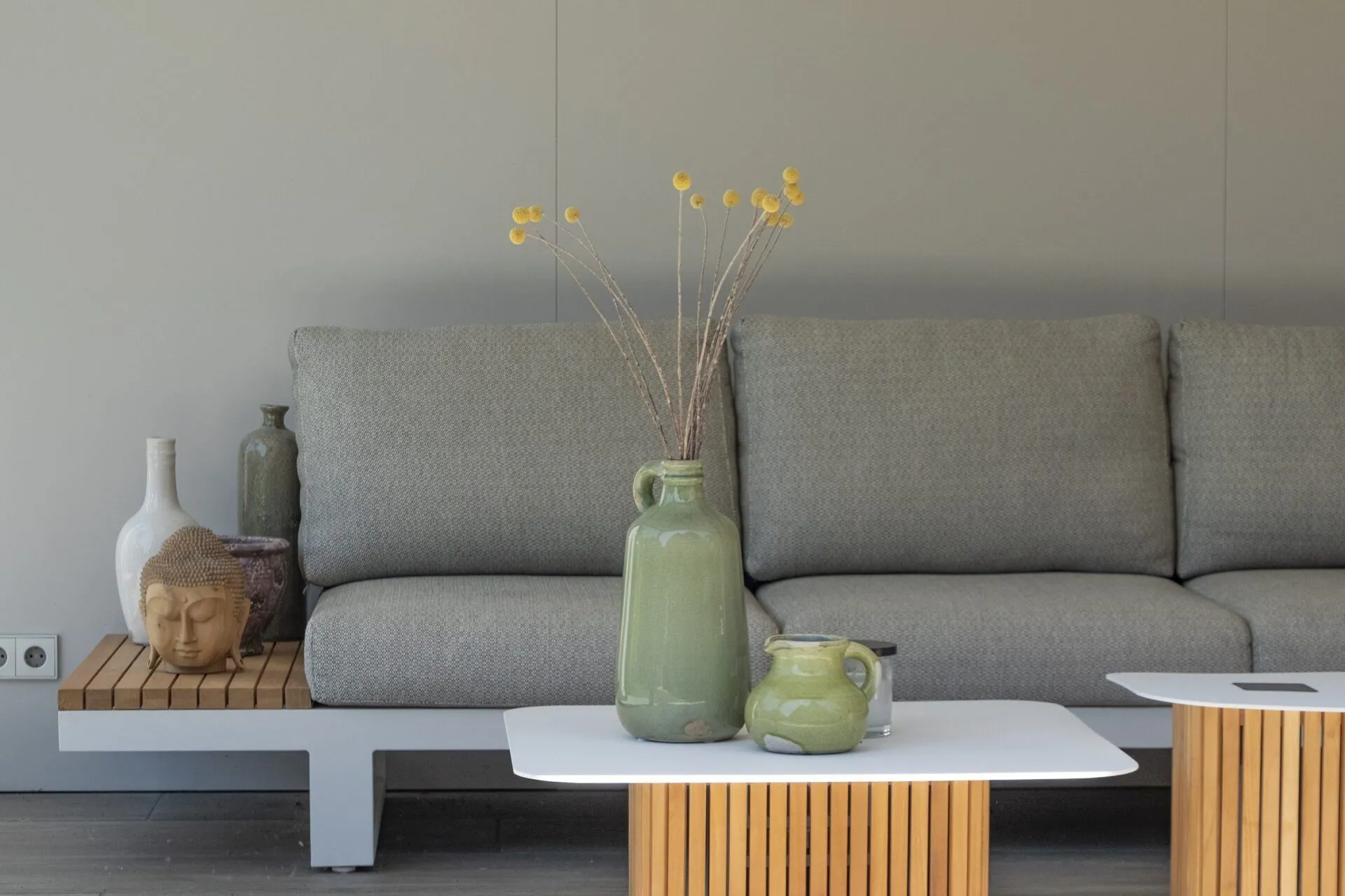Bank onder overkapping