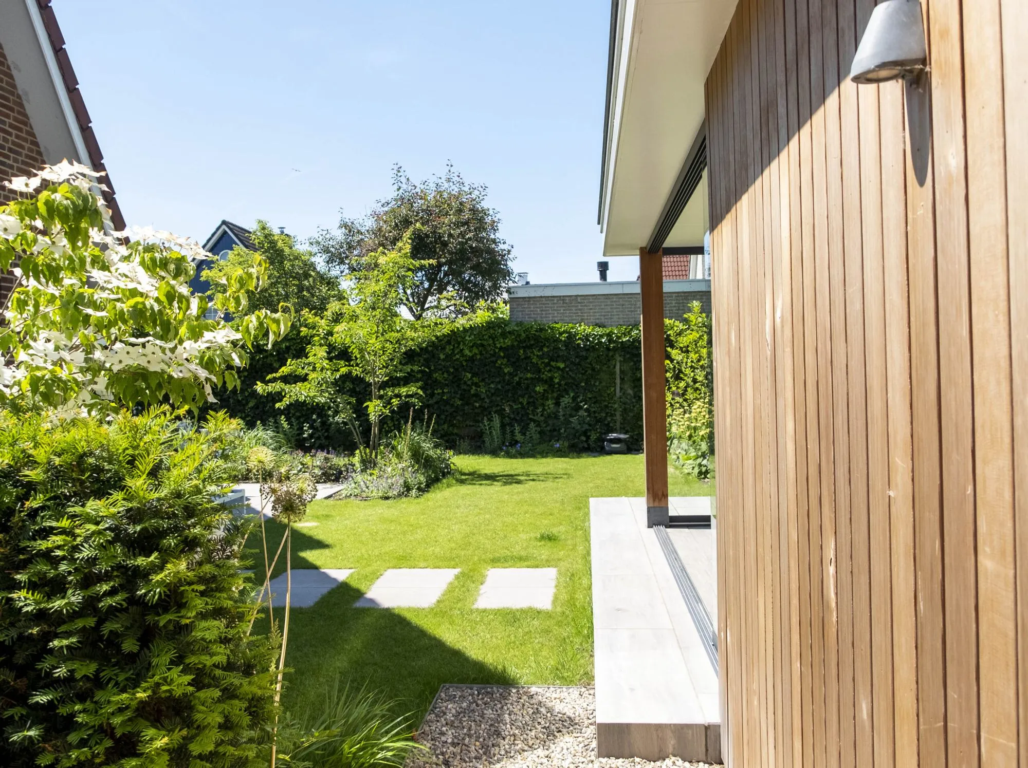 Strakke lijnen en eigentijdse elegantie in een moderne tuin