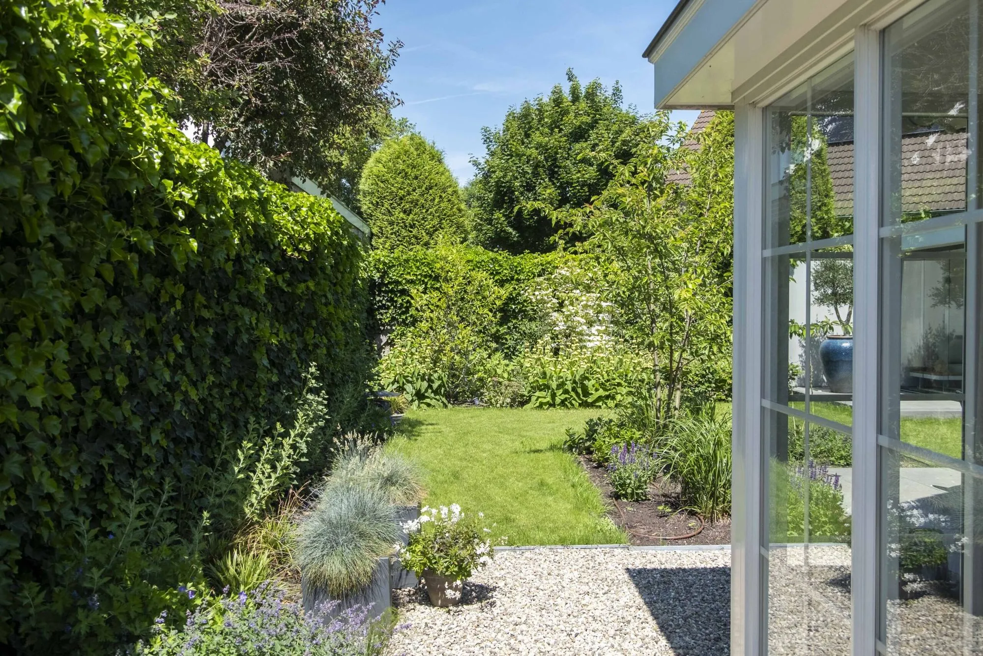 Strakke lijnen en eigentijdse elegantie in een moderne tuin