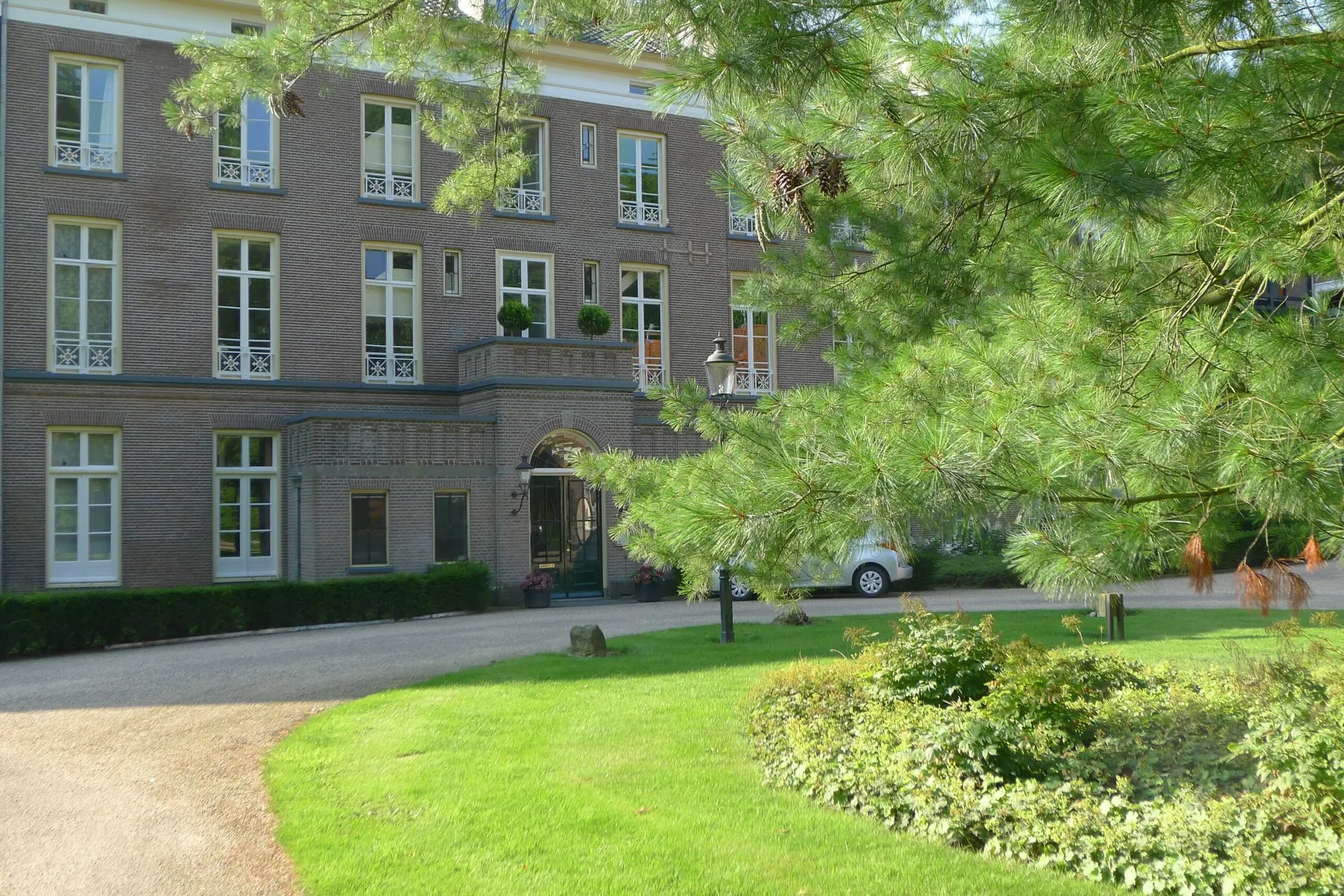 Publieke tuin met duurzame beplanting en uitnodigend ontwerp