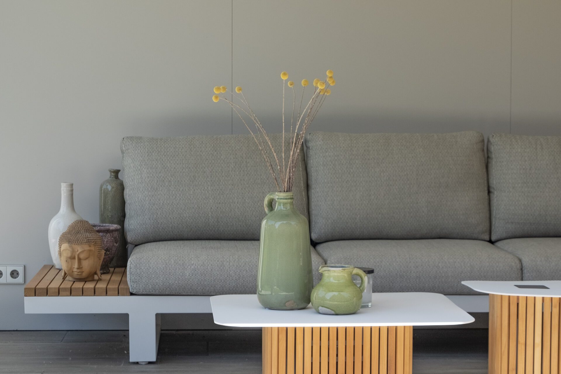 Bank onder overkapping