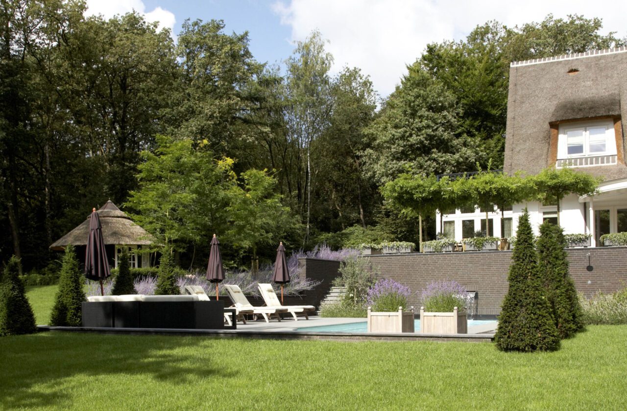 Villatuin met zwembad
