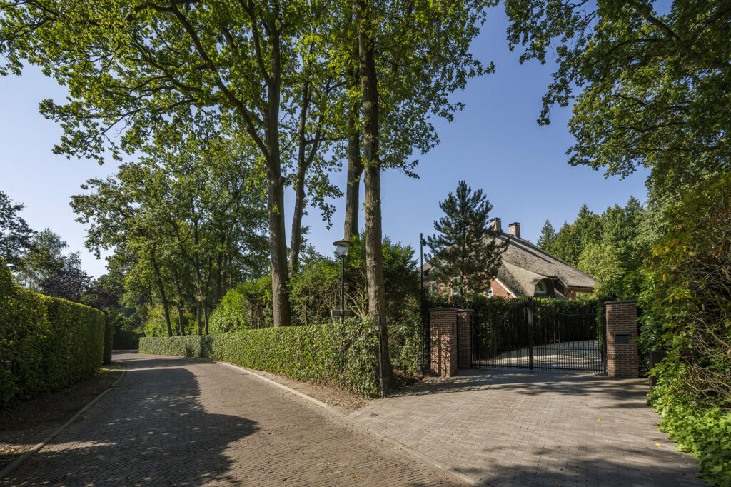 Exclusieve tuin met zwembad in 't Gooi ontworpen door Meeuwis de Vries Tuinen