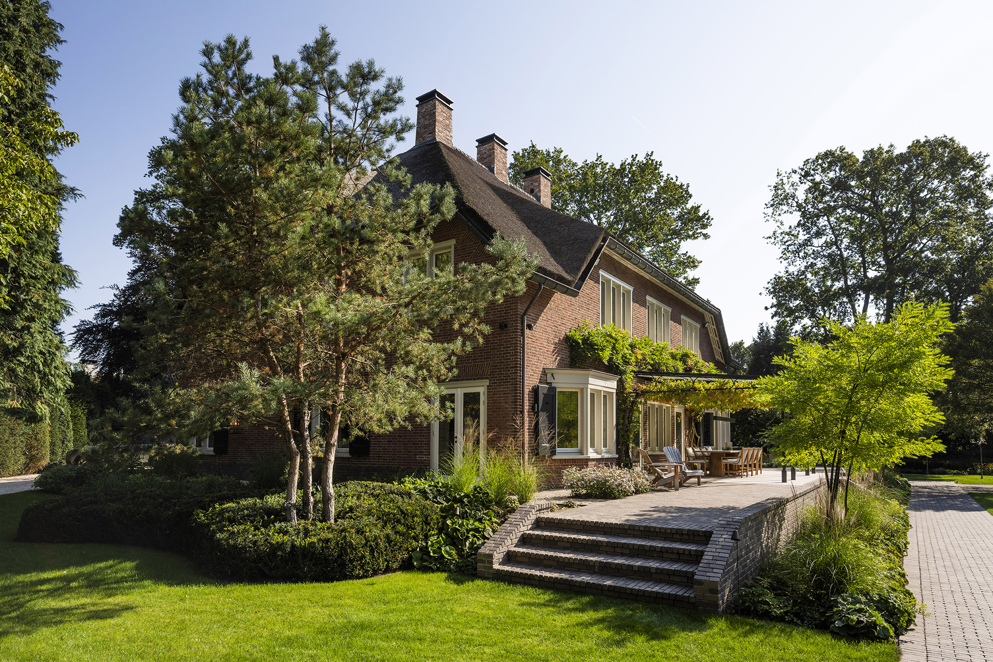 Exclusieve tuin met zwembad in 't Gooi ontworpen door Meeuwis de Vries Tuinen