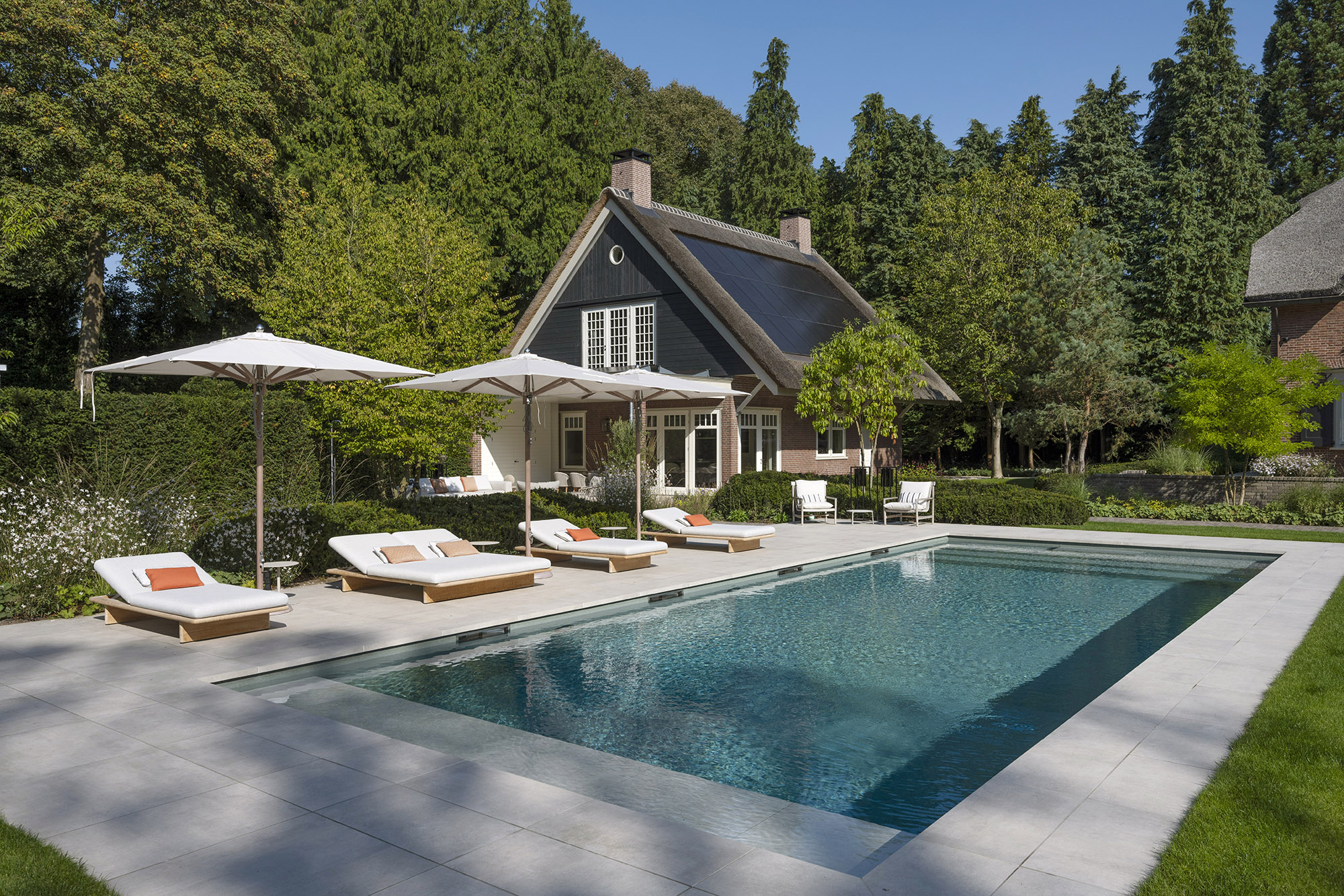 Exclusieve tuin met zwembad in 't Gooi ontworpen door Meeuwis de Vries Tuinen