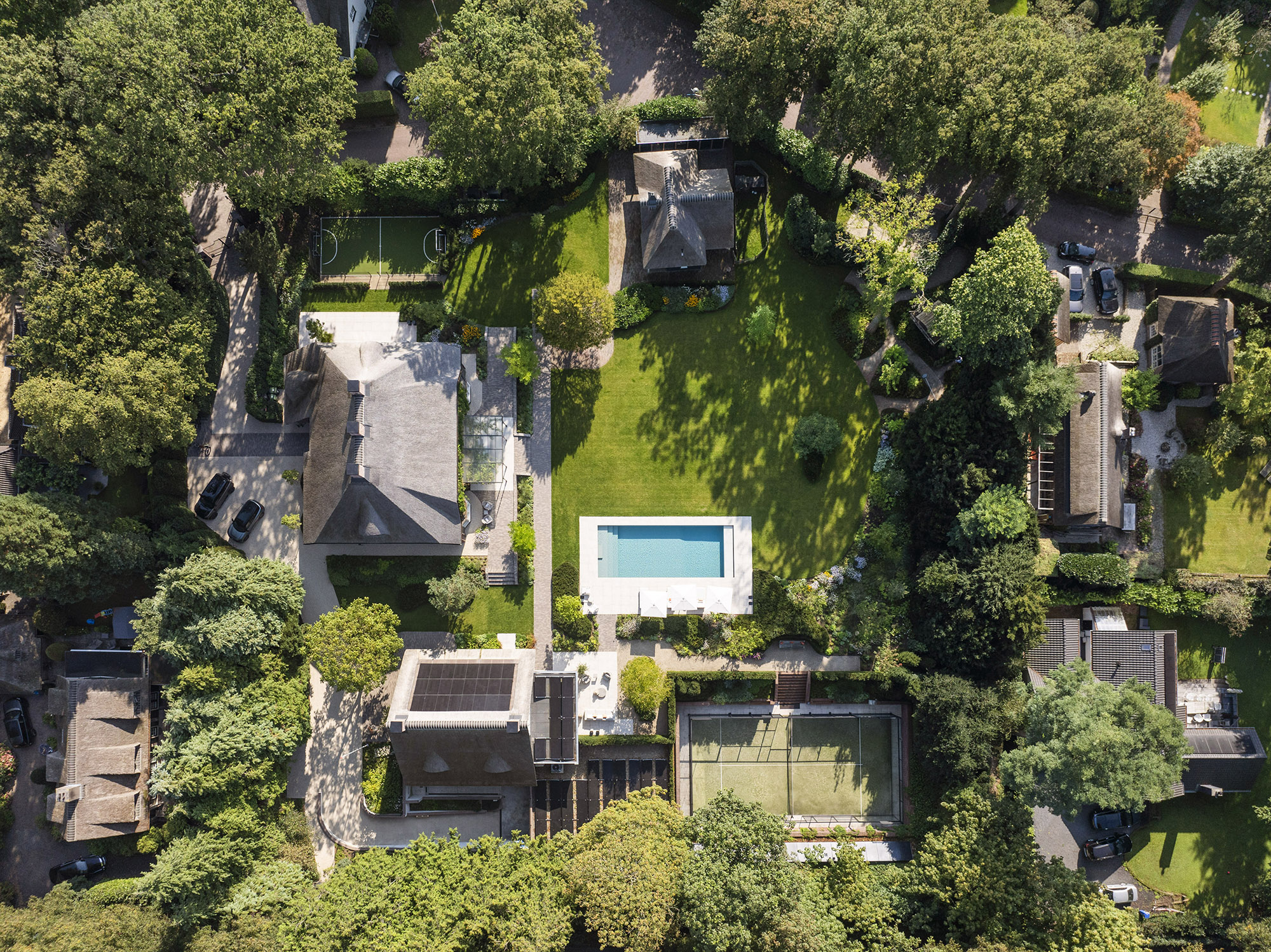 Exclusieve tuin met zwembad in 't Gooi ontworpen door Meeuwis de Vries Tuinen