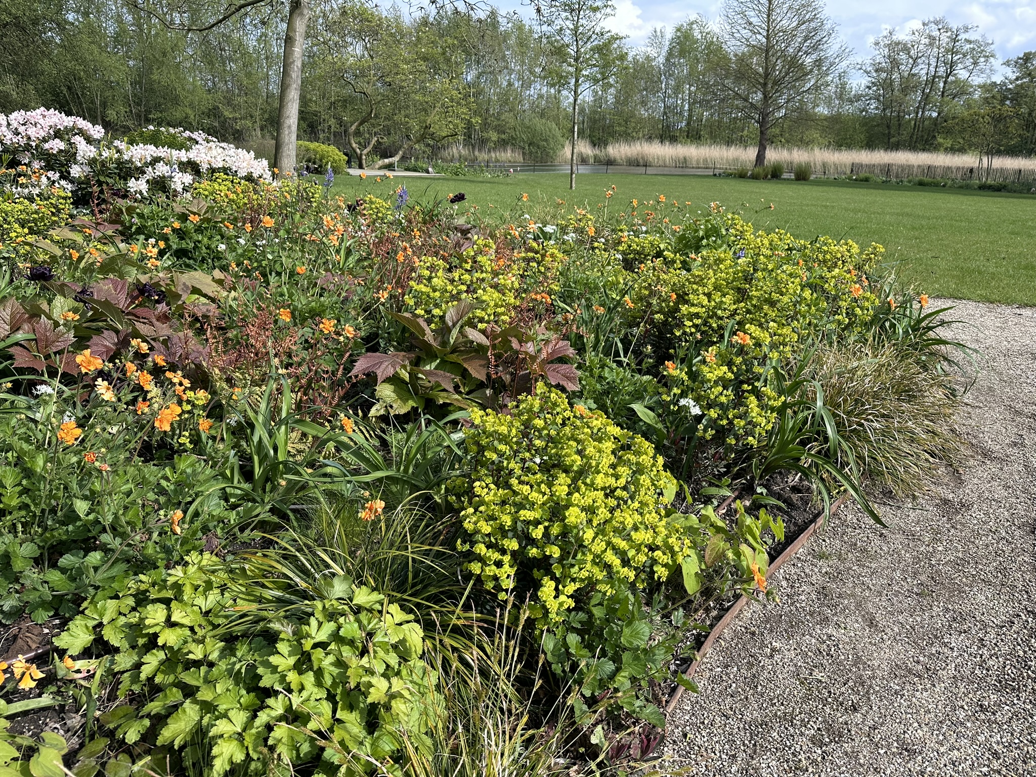 Natuurlijke tuin met bloemenborders, bomen en zichtlijnen