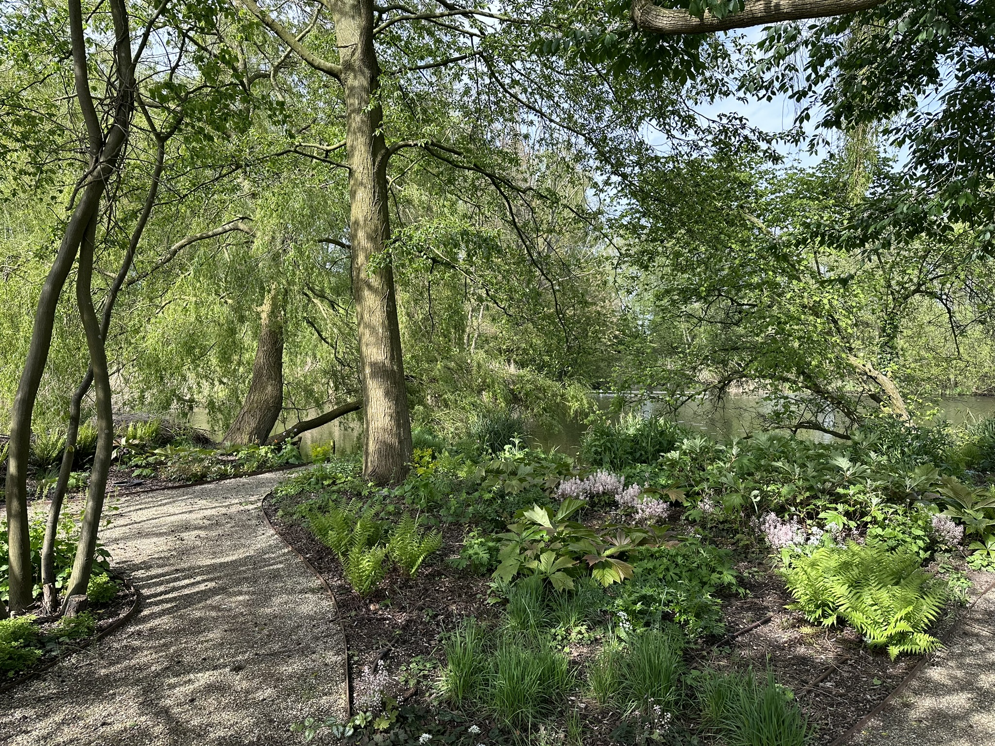 Natuurlijke tuin met bloemenborders, bomen en zichtlijnen