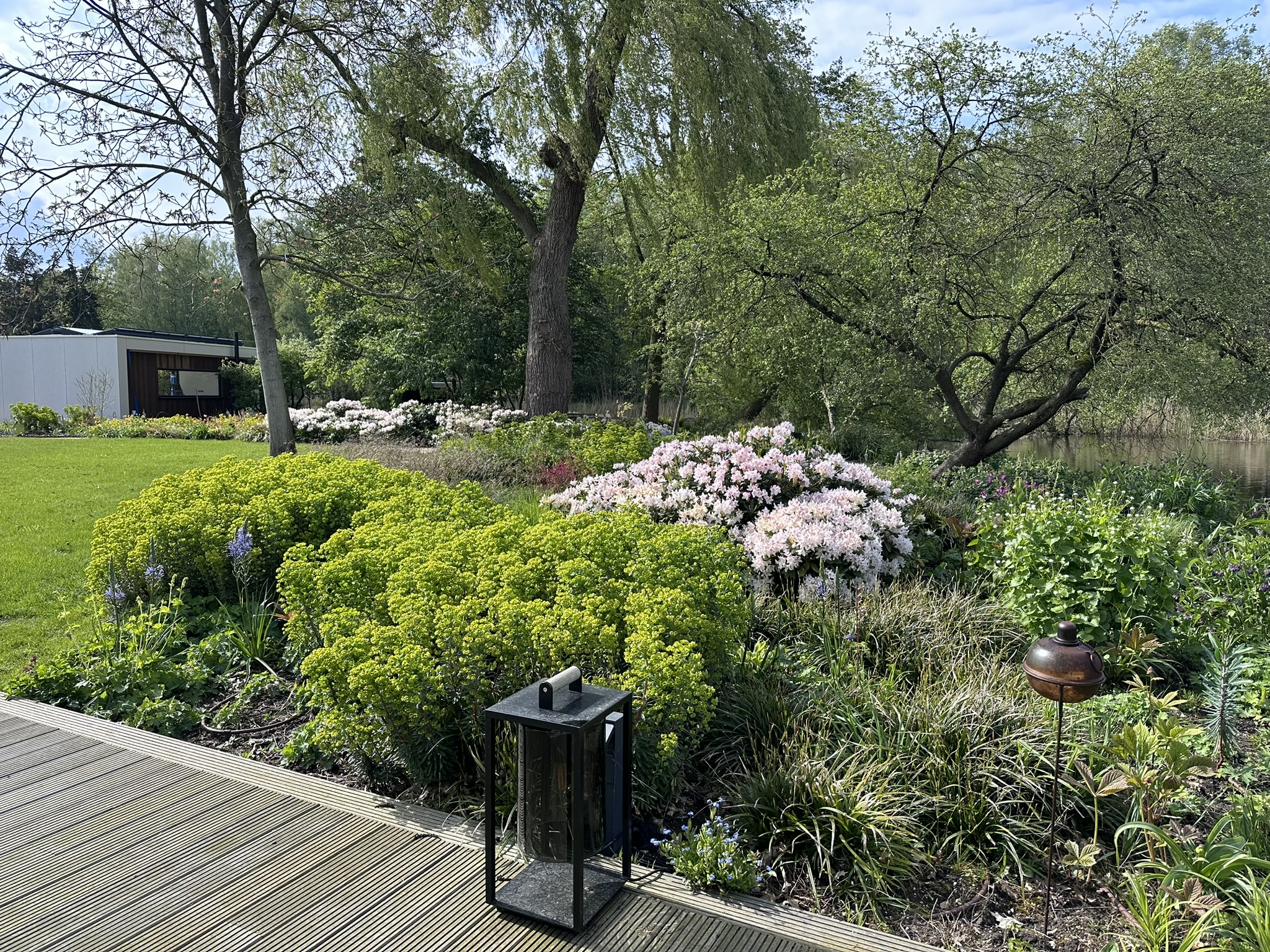 Natuurlijke tuin met bloemenborders, bomen en zichtlijnen