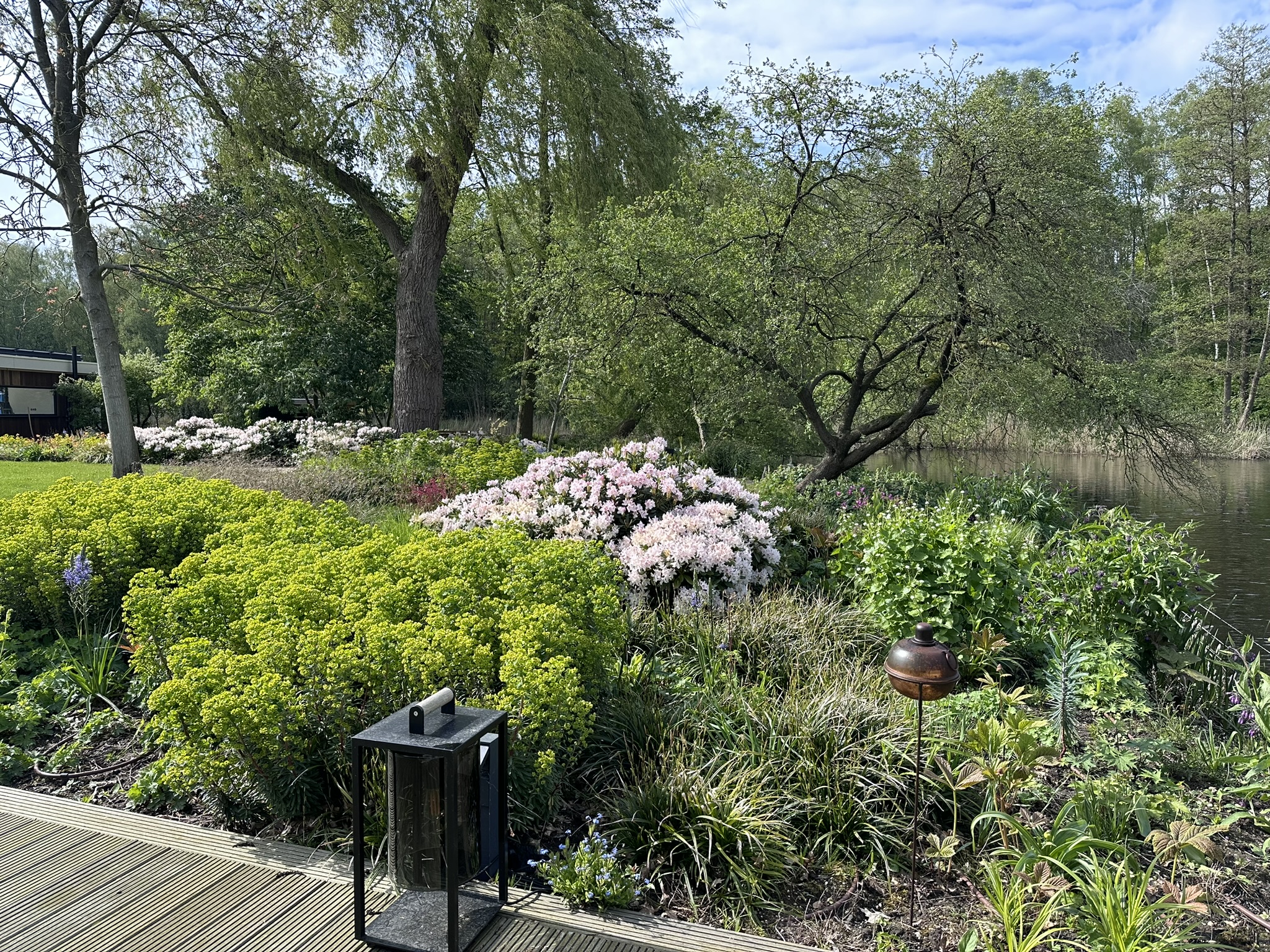Natuurlijke tuin met bloemenborders, bomen en zichtlijnen