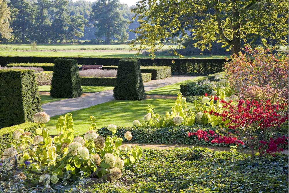 Klassieke landgoedtuin met zichtlijnen en symmetrische hage