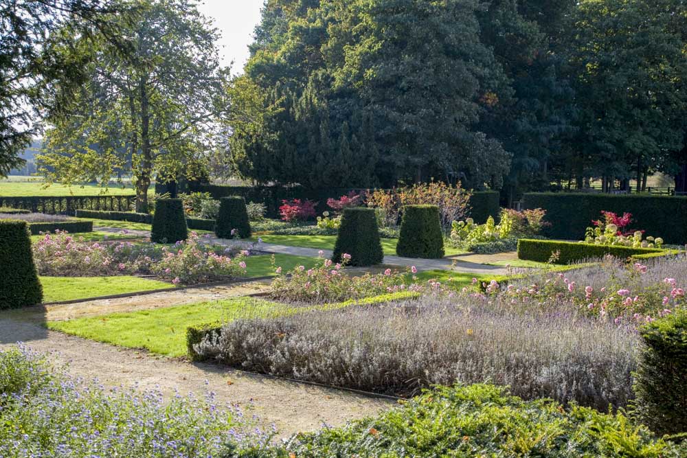 Klassieke landgoedtuin met zichtlijnen en symmetrische hage