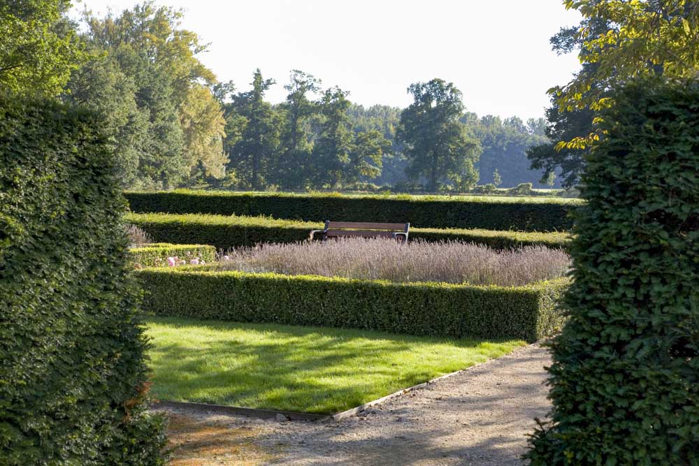 Klassieke landgoedtuin met zichtlijnen en symmetrische hage