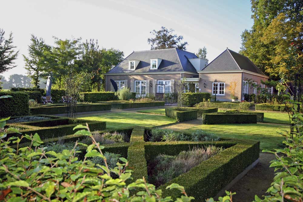 Klassieke landgoedtuin met zichtlijnen en symmetrische hage