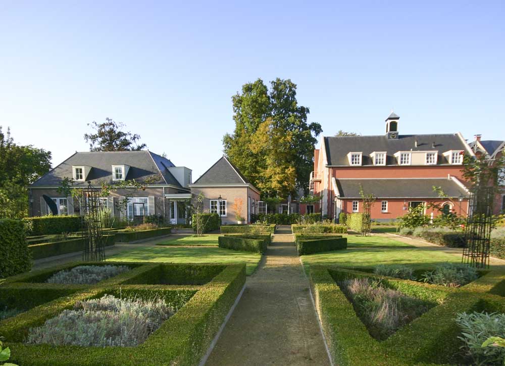 Klassieke landgoedtuin met zichtlijnen en symmetrische hage