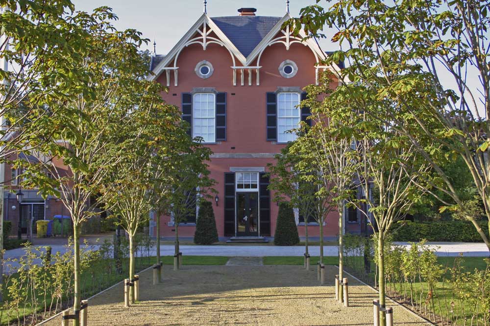 Klassieke landgoedtuin met zichtlijnen en symmetrische hage
