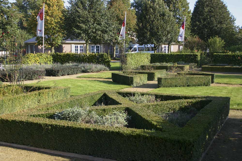 Klassieke landgoedtuin met zichtlijnen en symmetrische hage
