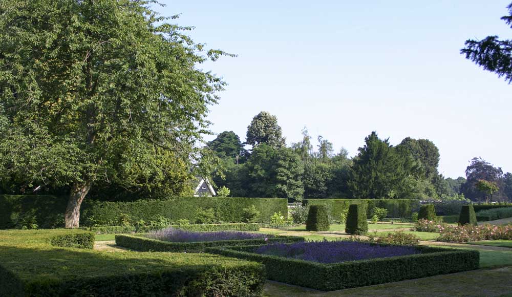 Klassieke landgoedtuin met zichtlijnen en symmetrische hage
