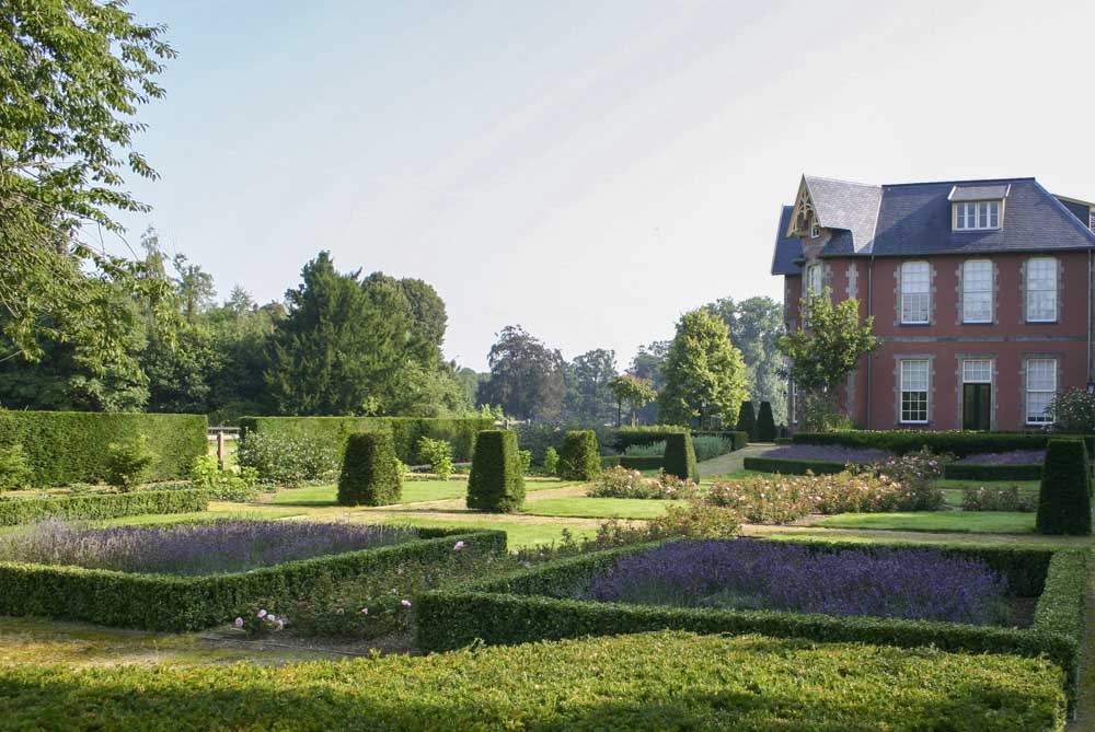 Klassieke landgoedtuin met zichtlijnen en symmetrische hage