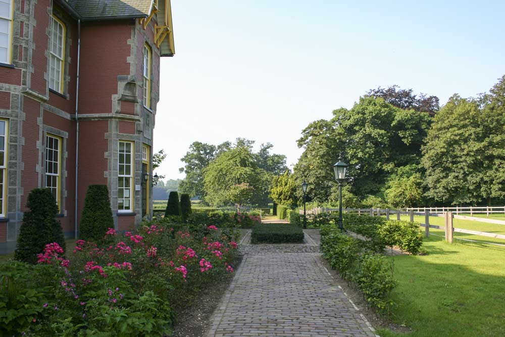 Klassieke landgoedtuin met zichtlijnen en symmetrische hage