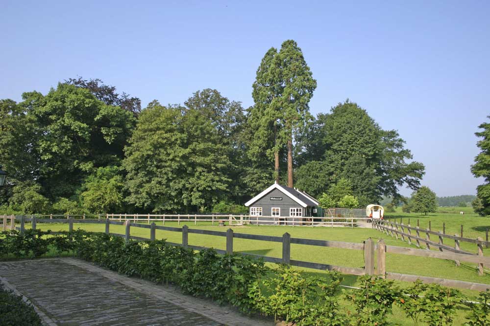 Klassieke landgoedtuin met zichtlijnen en symmetrische hage