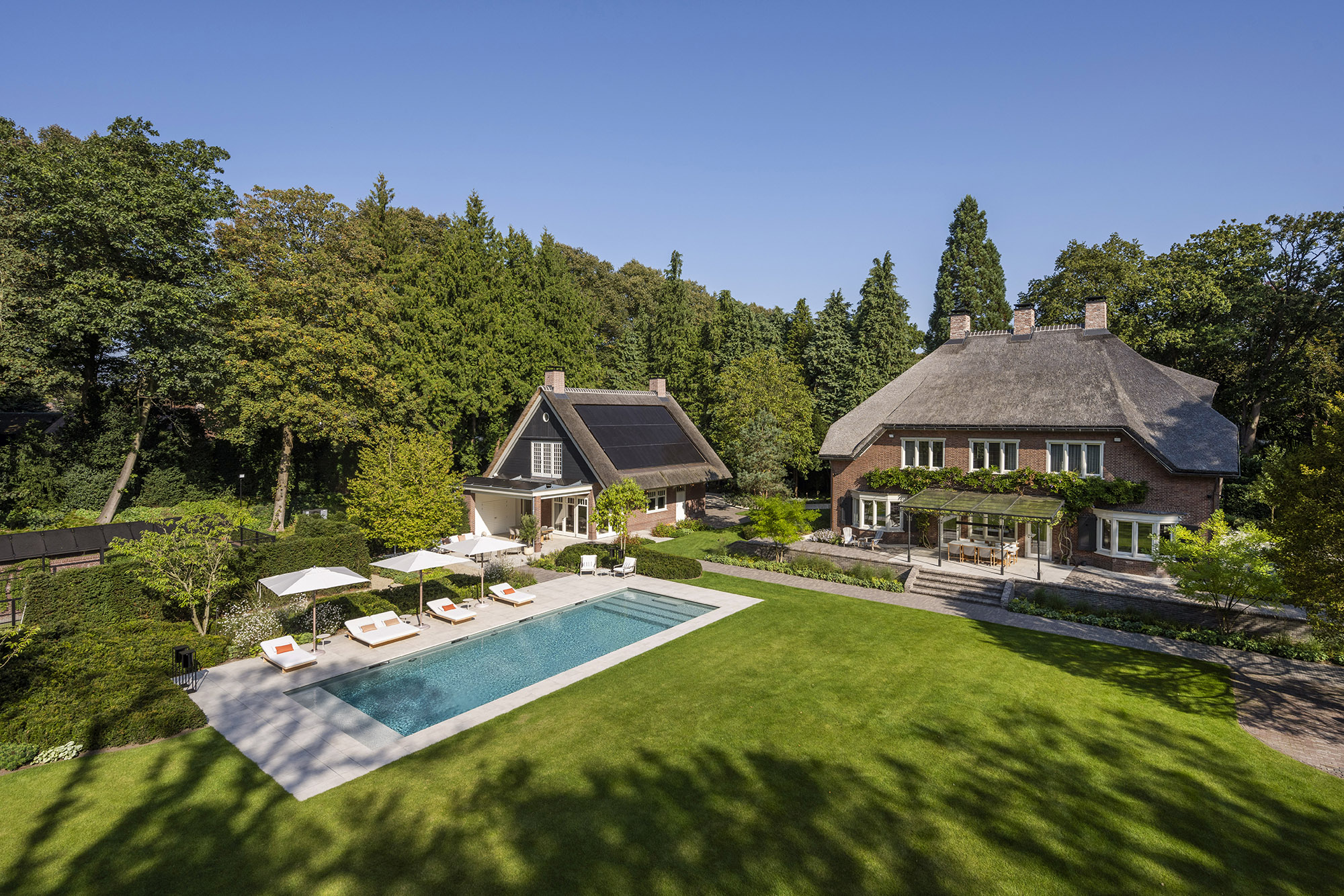 Villatuin met zwembad en zichtlijnen bij een particuliere woning in Blaricum