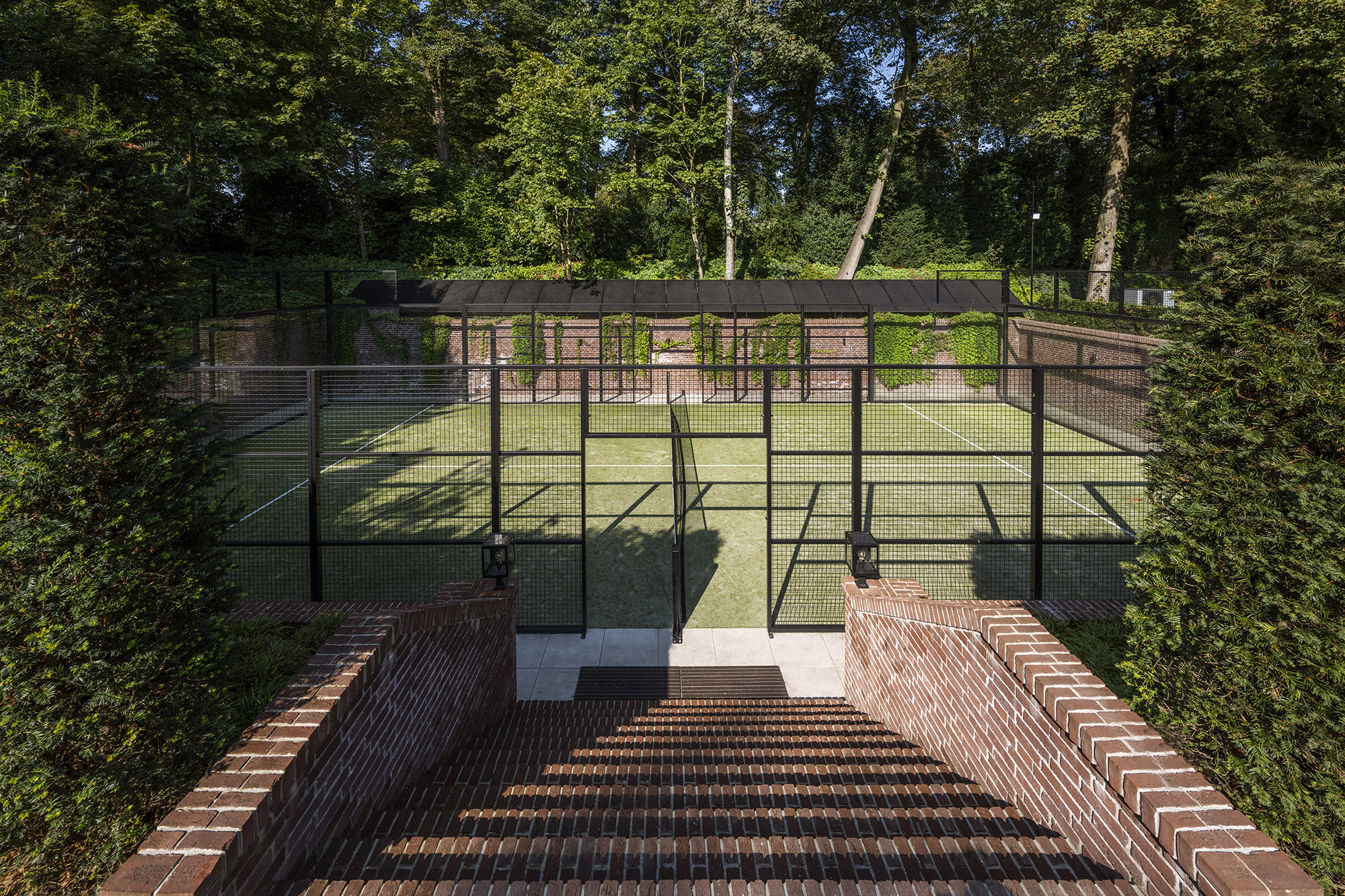 Villatuin met zwembad en zichtlijnen bij een particuliere woning in Blaricum