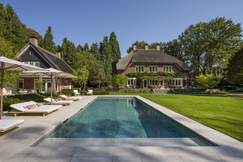 Villatuin met zwembad en zichtlijnen bij een particuliere woning in Blaricum