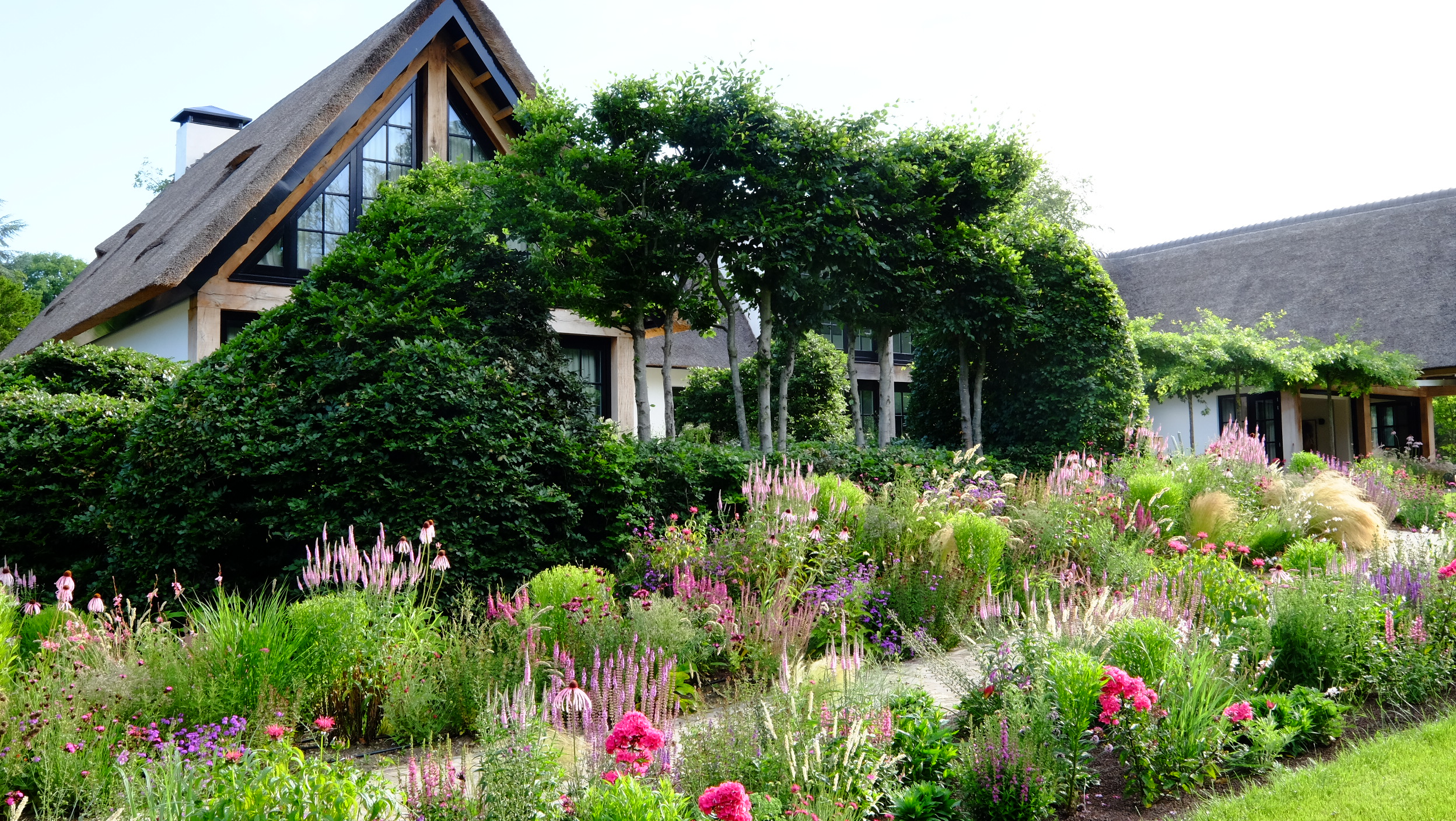 Villatuin met prairiebeplanting