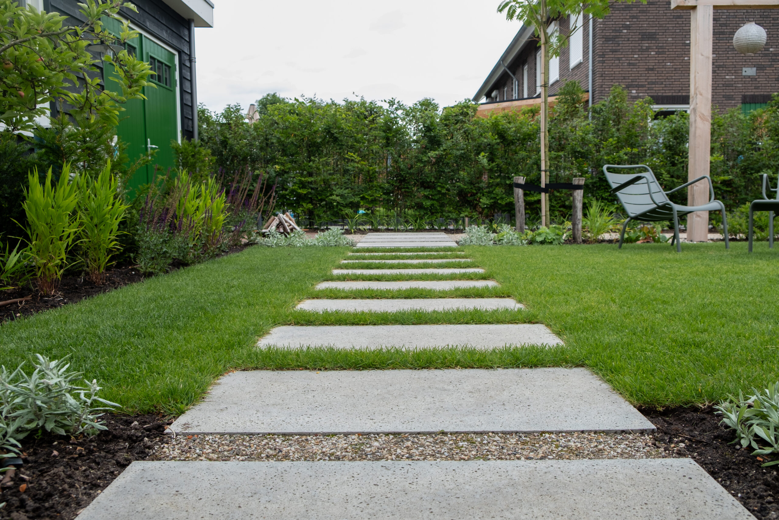 Staptegels in landelijke tuin