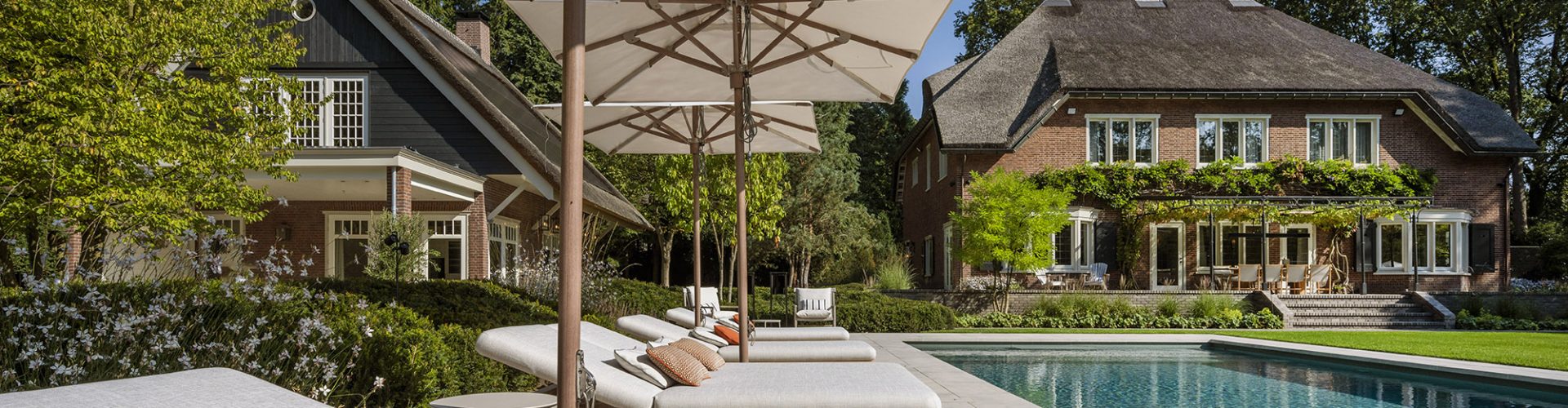 Exclusieve tuin met zwembad in 't Gooi ontworpen door Meeuwis de Vries Tuinen