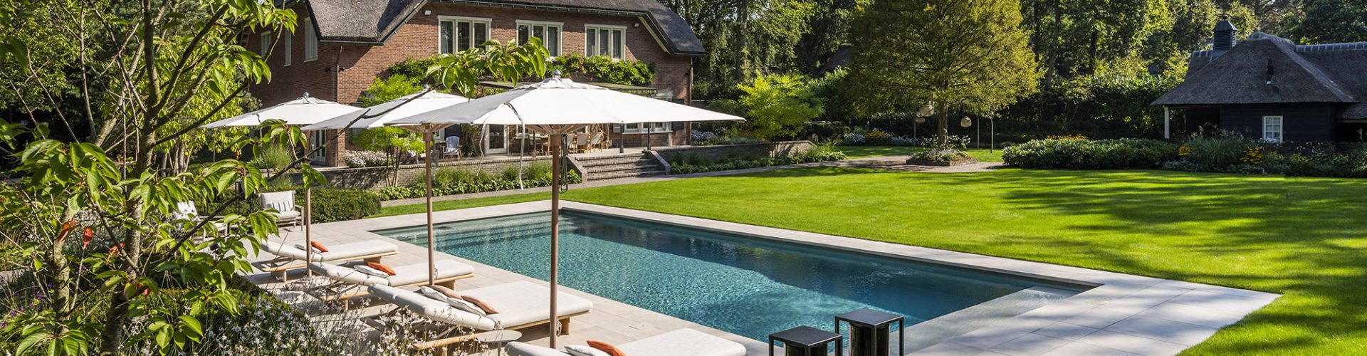 Exclusieve tuin met zwembad in 't Gooi ontworpen door Meeuwis de Vries Tuinen