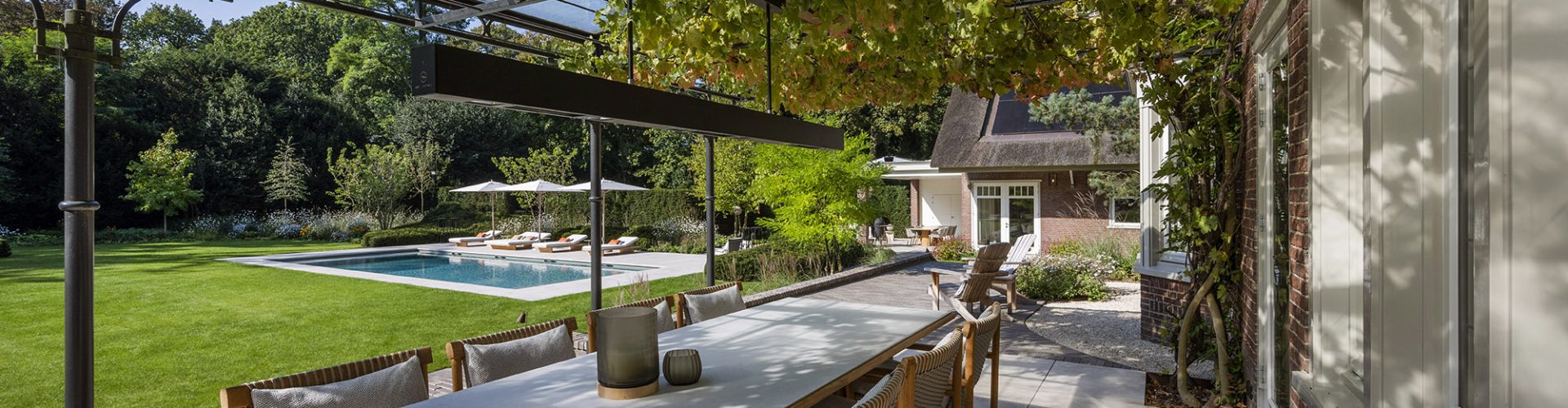 Exclusieve tuin met zwembad in 't Gooi ontworpen door Meeuwis de Vries Tuinen