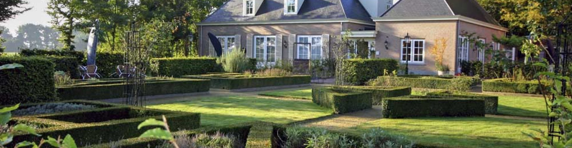 Klassieke landgoedtuin met zichtlijnen en symmetrische hage